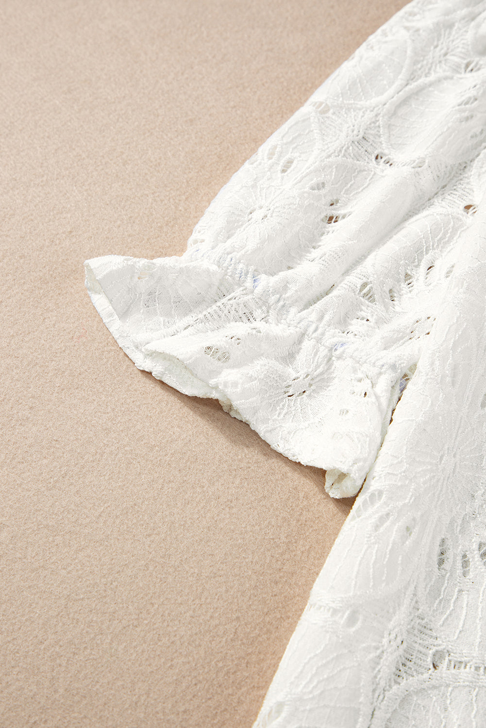 Haut à manches volantées en jacquard à œillets et à fleurs blanches