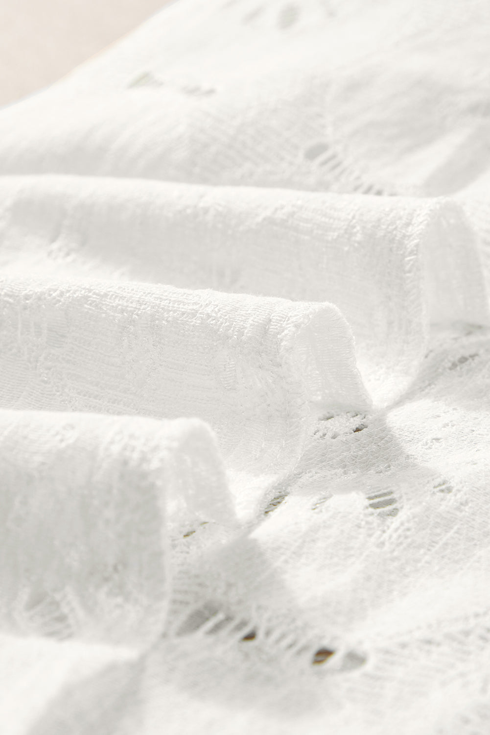 Haut à manches volantées en jacquard à œillets et à fleurs blanches